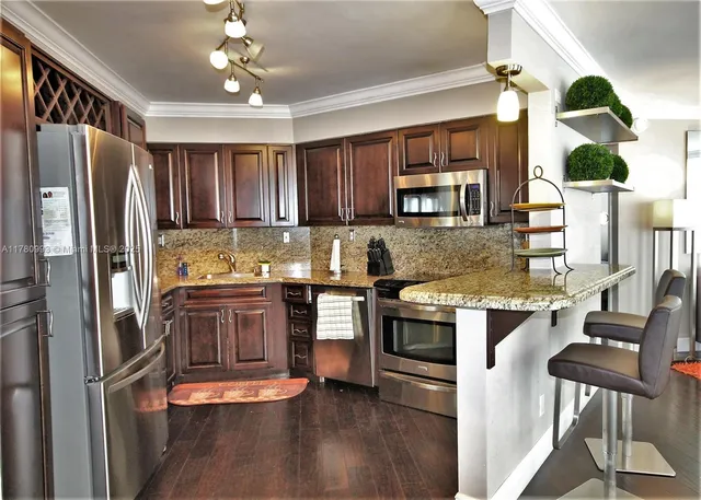 $7,000 | 5151 Collins Avenue, Unit 924, Miami Beach, FL 33140