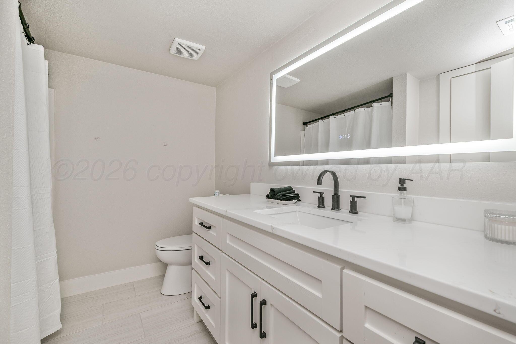 7015 Hurst Street Amarillo, TX 79109 - Photo 11 of 25 Hall Bathroom