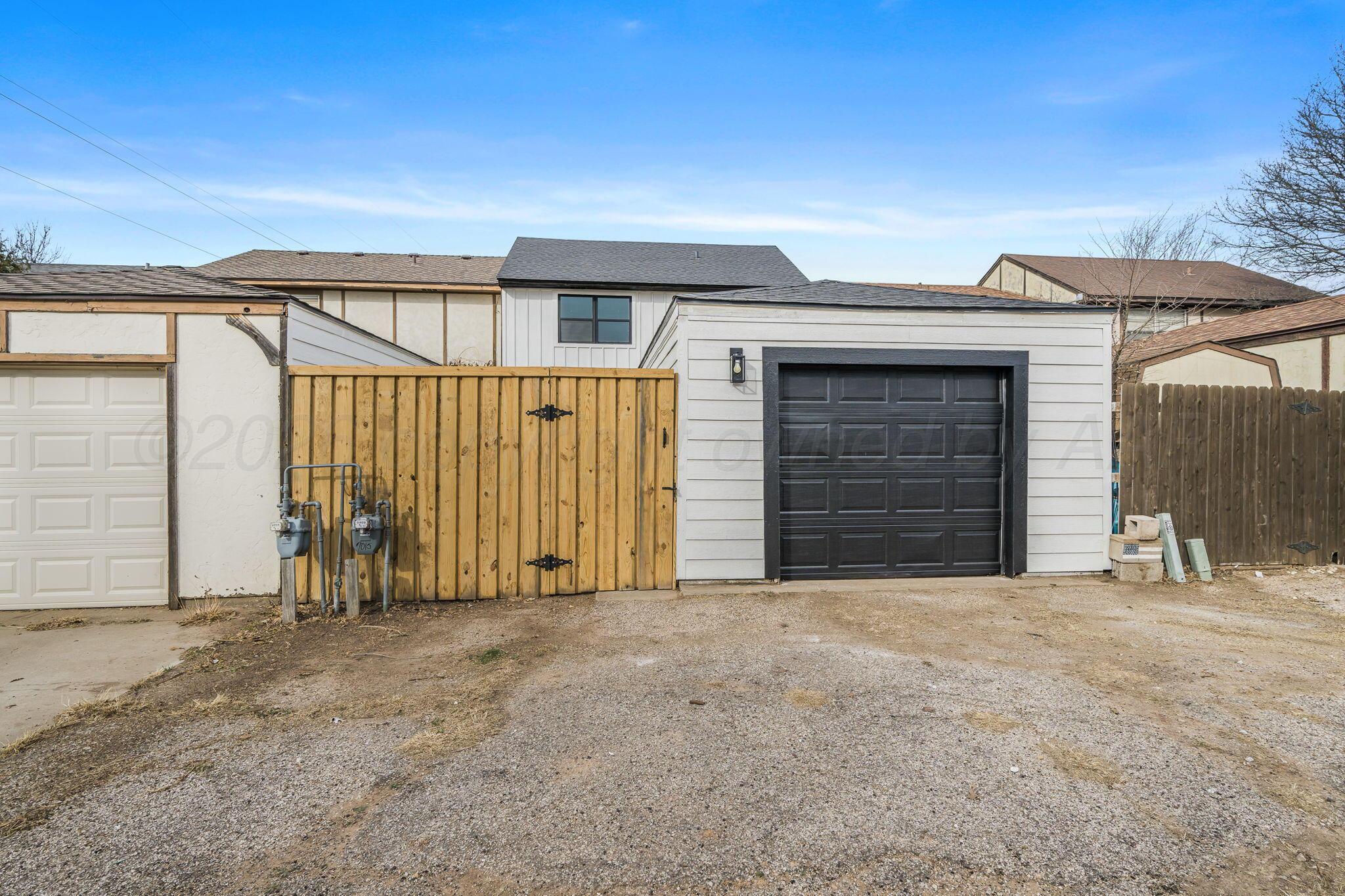 7015 Hurst Street Amarillo, TX 79109 - Photo 21 of 25 Garage