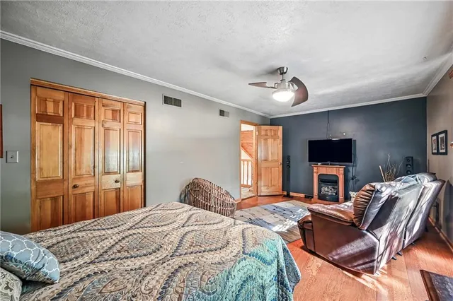 a view of livingroom with furniture