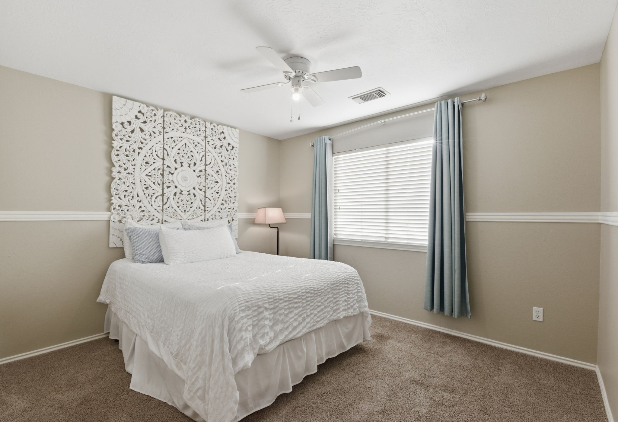9519 Maple Green Lane Houston, TX 77044 - Photo 27 of 50 a bedroom with a large bed and a ceiling fan