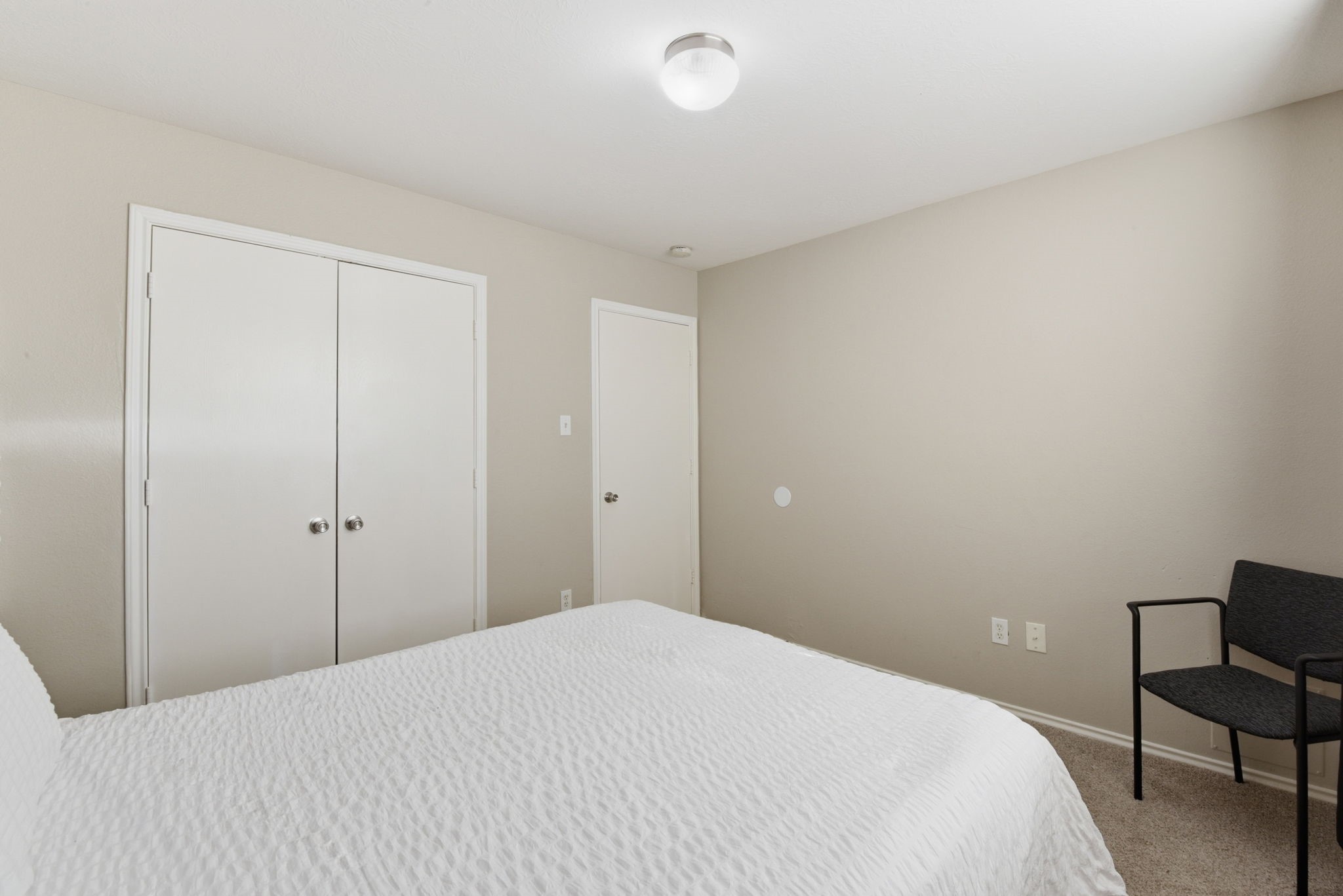 9519 Maple Green Lane Houston, TX 77044 - Photo 31 of 50 a bedroom with a bed and a chair