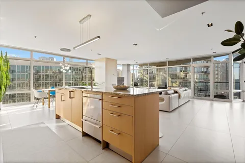 $724,900 | 510 West Erie Street, Unit 1801, Chicago, IL 60654