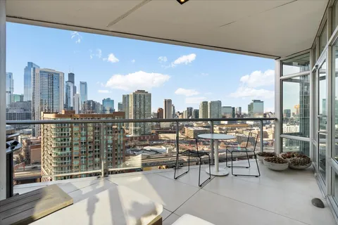 $724,900 | 510 West Erie Street, Unit 1801, Chicago, IL 60654