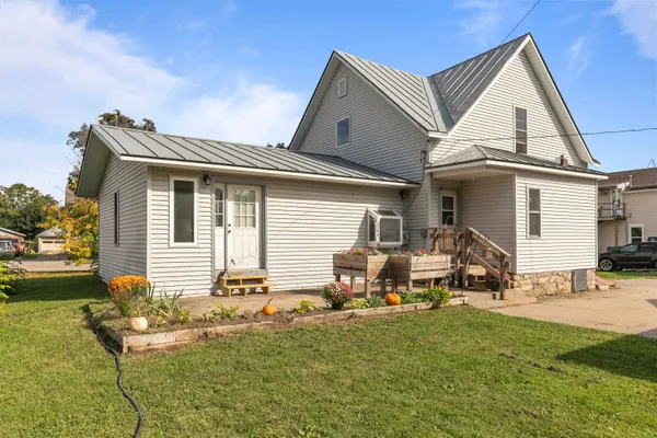 $264,900 | 514 East Beacon Avenue, New London, WI 54961