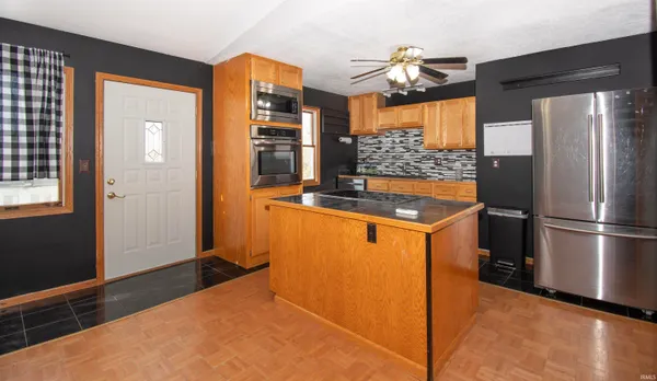 $379,900 | 4944 South 200 East, Churubusco, IN 46723