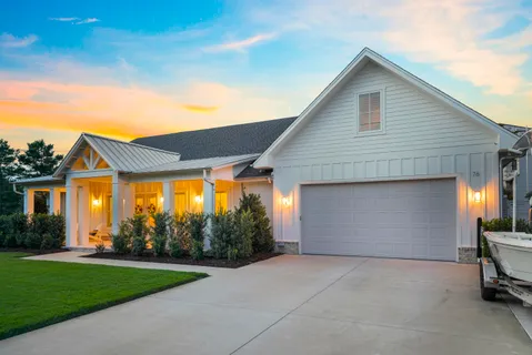 a view of a house with backyard and garden