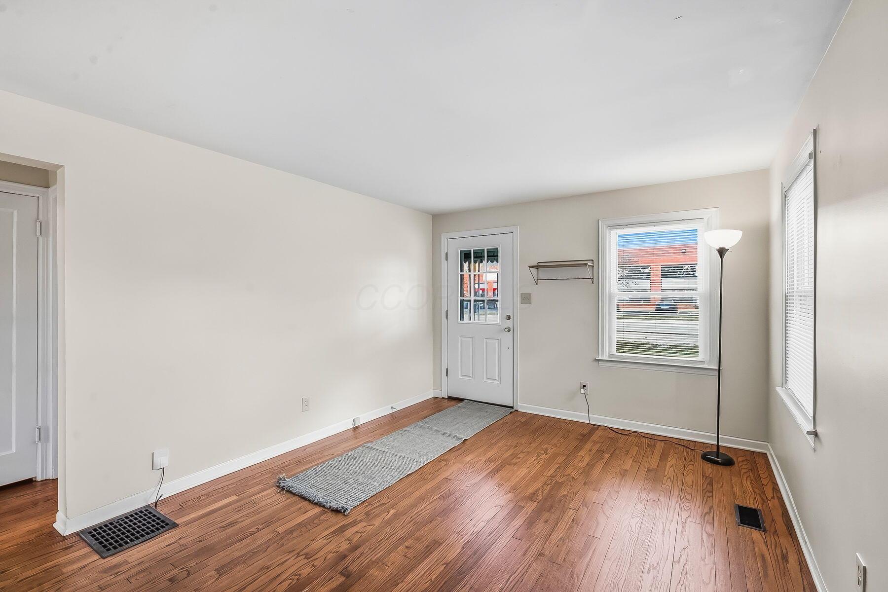 925 Kinnear Road Columbus, OH 43212 - Photo 7 of 34 Living Room