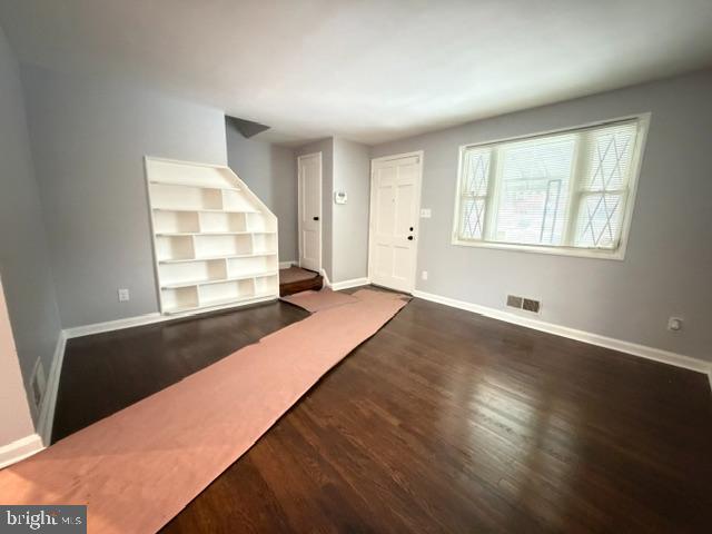 1107 Cooks Lane Baltimore, MD 21229 - Photo 2 of 26 Living Room