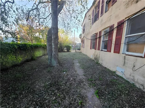 a view of a house with a yard