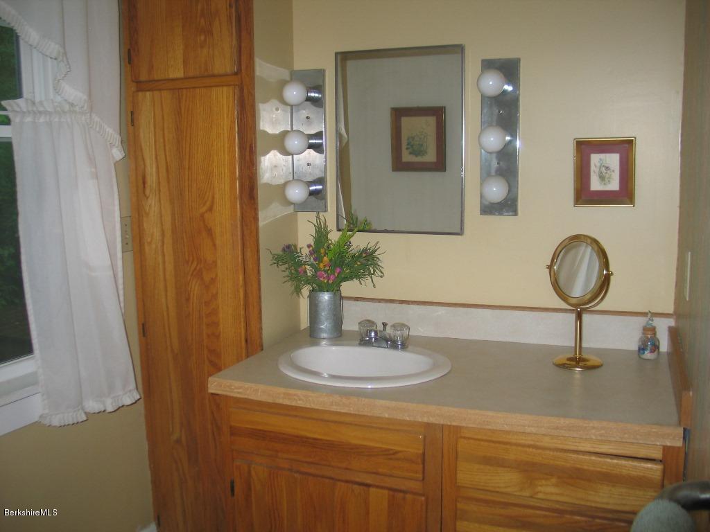 352 North Hoosac Road Williamstown, MA 01267 - Photo 7 of 12 Bath