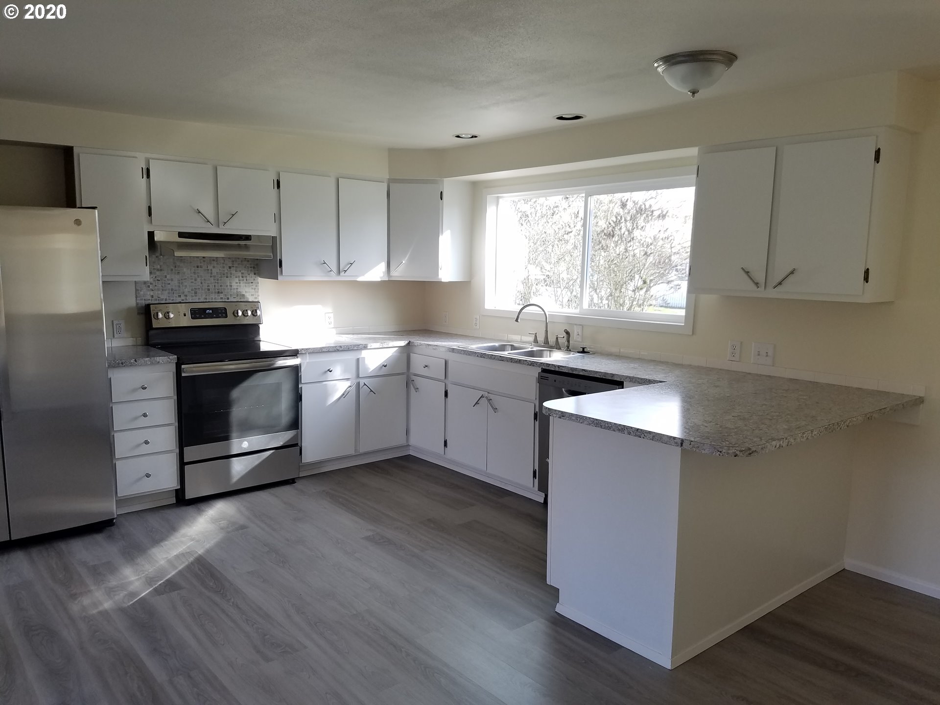 2720 E Street Springfield, OR 97477 - Photo 2 of 22