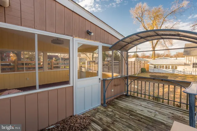 a view of back yard of the house