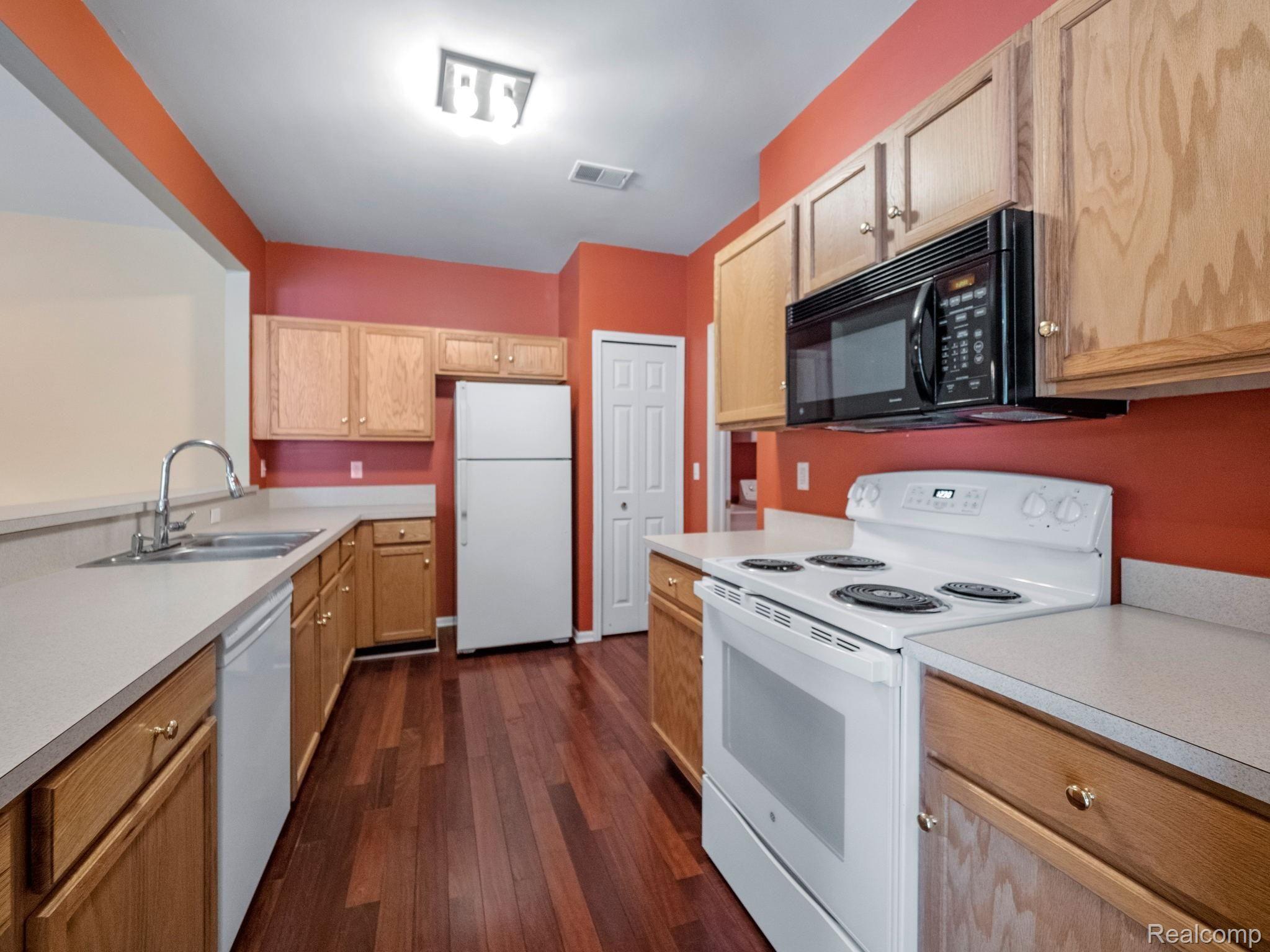 1830 Flagstone Circle, Unit 39 Rochester, MI 48307 - Photo 14 of 31 16-web-or-mls-P5000516.jpg
