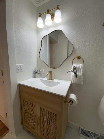 $189,900 | 438 West 5th Avenue, Oshkosh, WI 54902