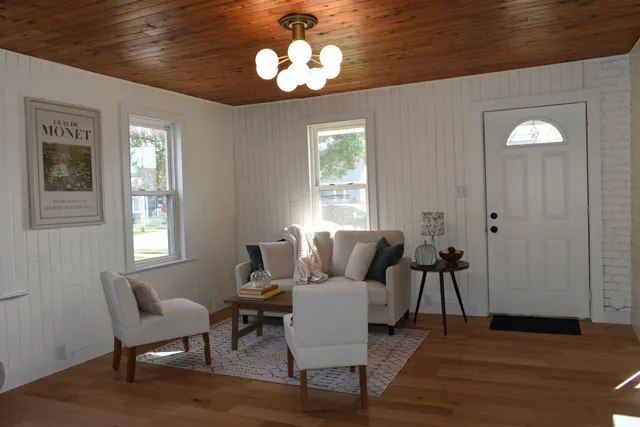 $199,900 | 438 West 5th Avenue, Oshkosh, WI 54902