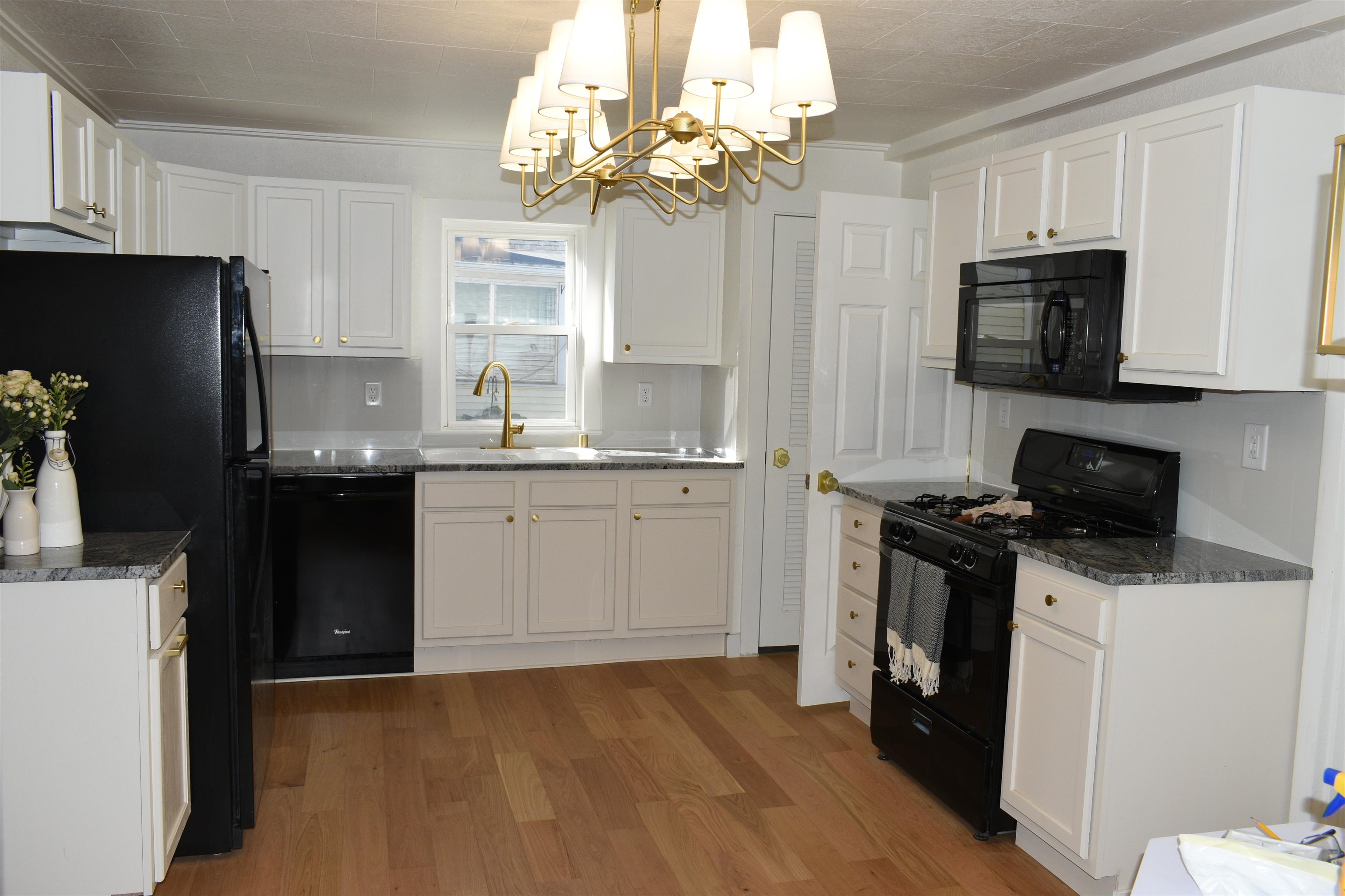 438 West 5th Avenue Oshkosh, WI 54902 - Photo 4 of 14