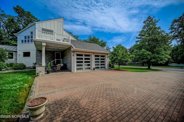 a view of a house with backyard and garden