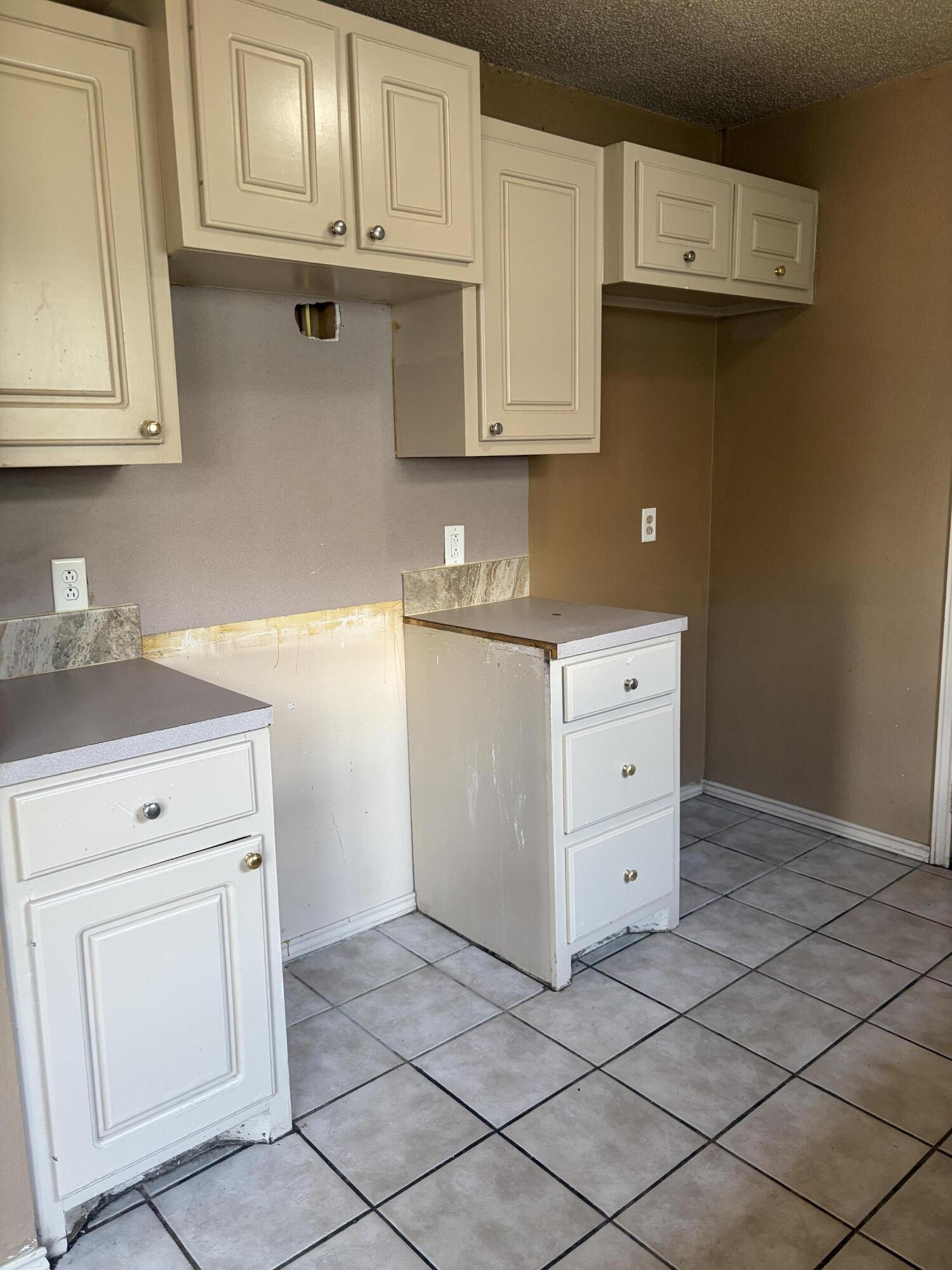 817 Ute Avenue Lubbock, TX 79403 - Photo 4 of 28 IMG_3924