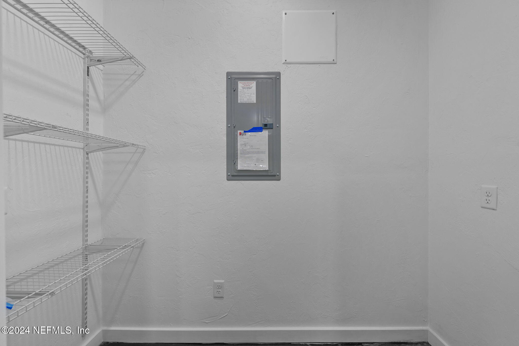 1409 High Street Palatka, FL 32177 - Photo 5 of 23 a bathroom with a bathtub