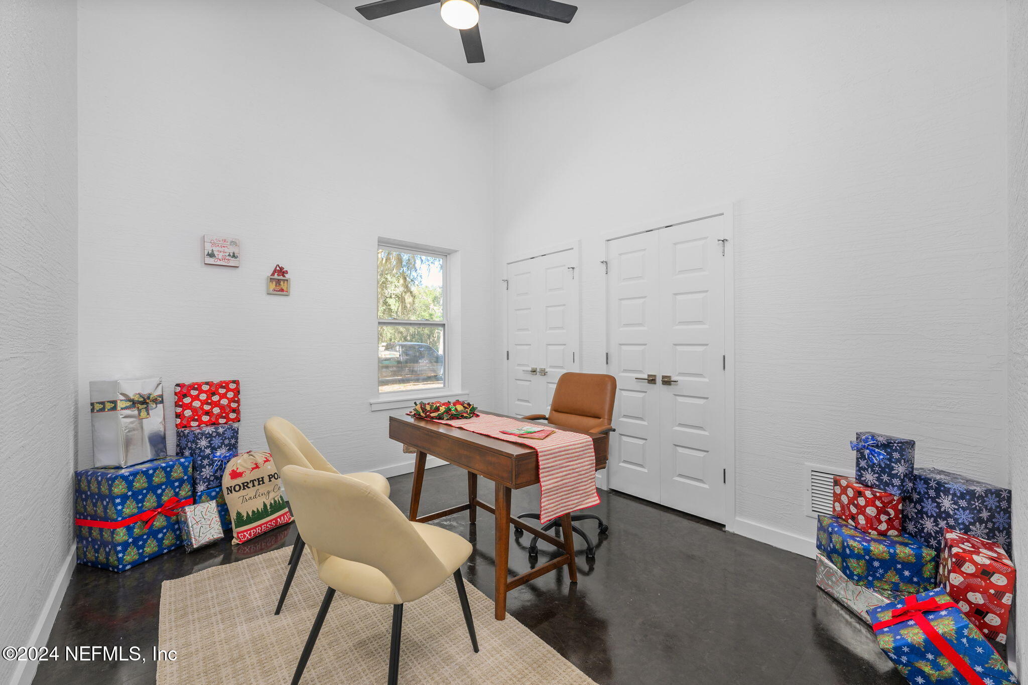 1409 High Street Palatka, FL 32177 - Photo 7 of 23 a room with furniture and a potted plant