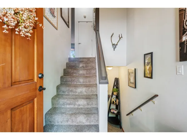a view of entryway with furniture
