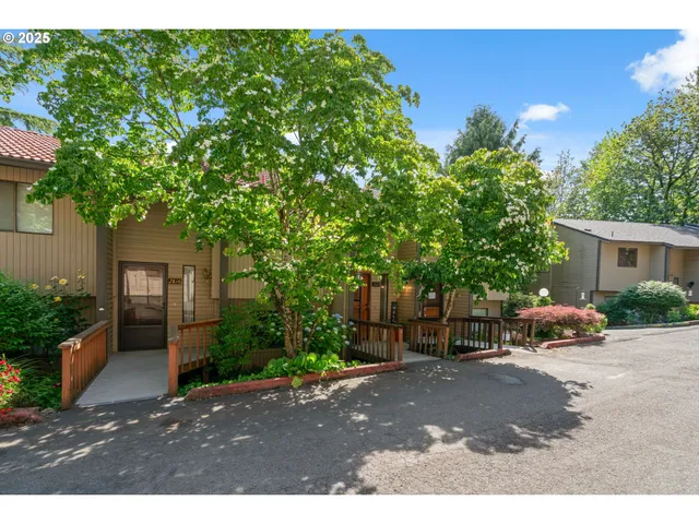 a view of a outdoor space with a house