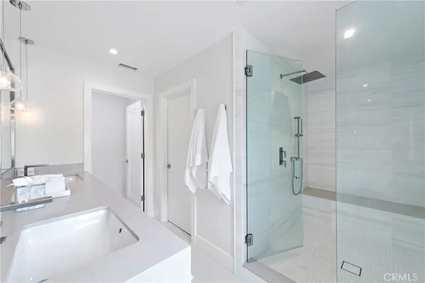 a view of backyard of the house