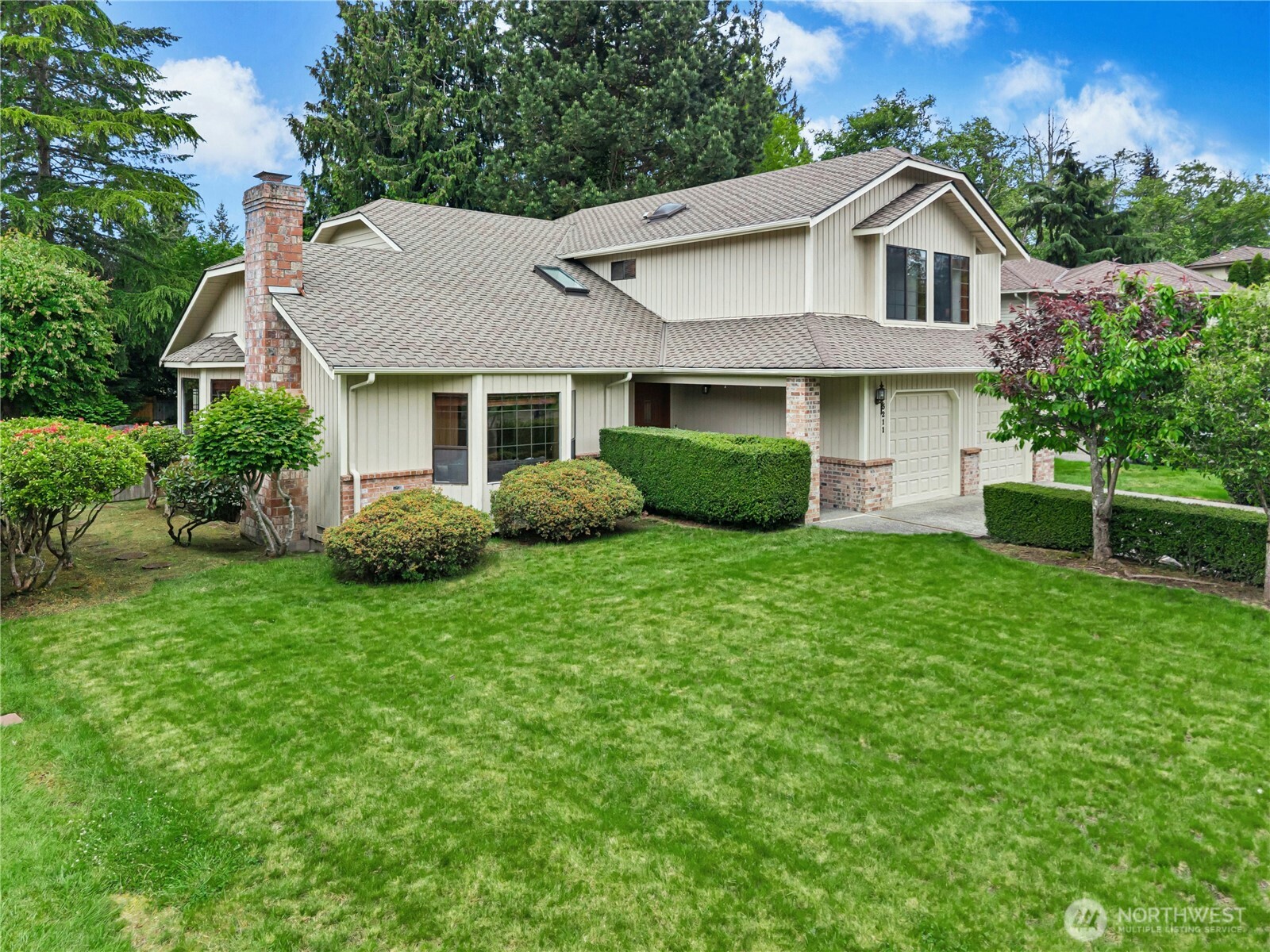 a view of a yard in front of house