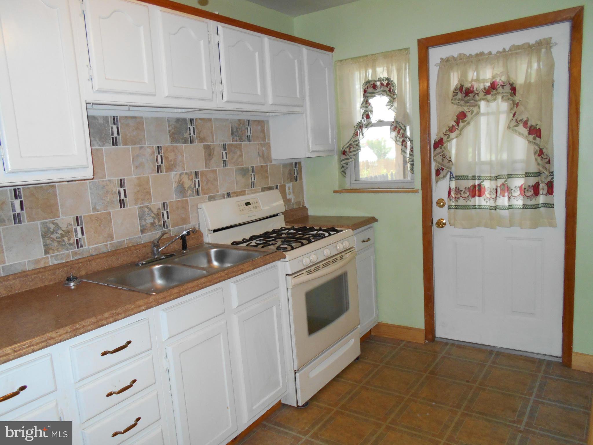 1724 Pin Oak Road Baltimore, MD 21234 - Photo 4 of 26 Kitchen