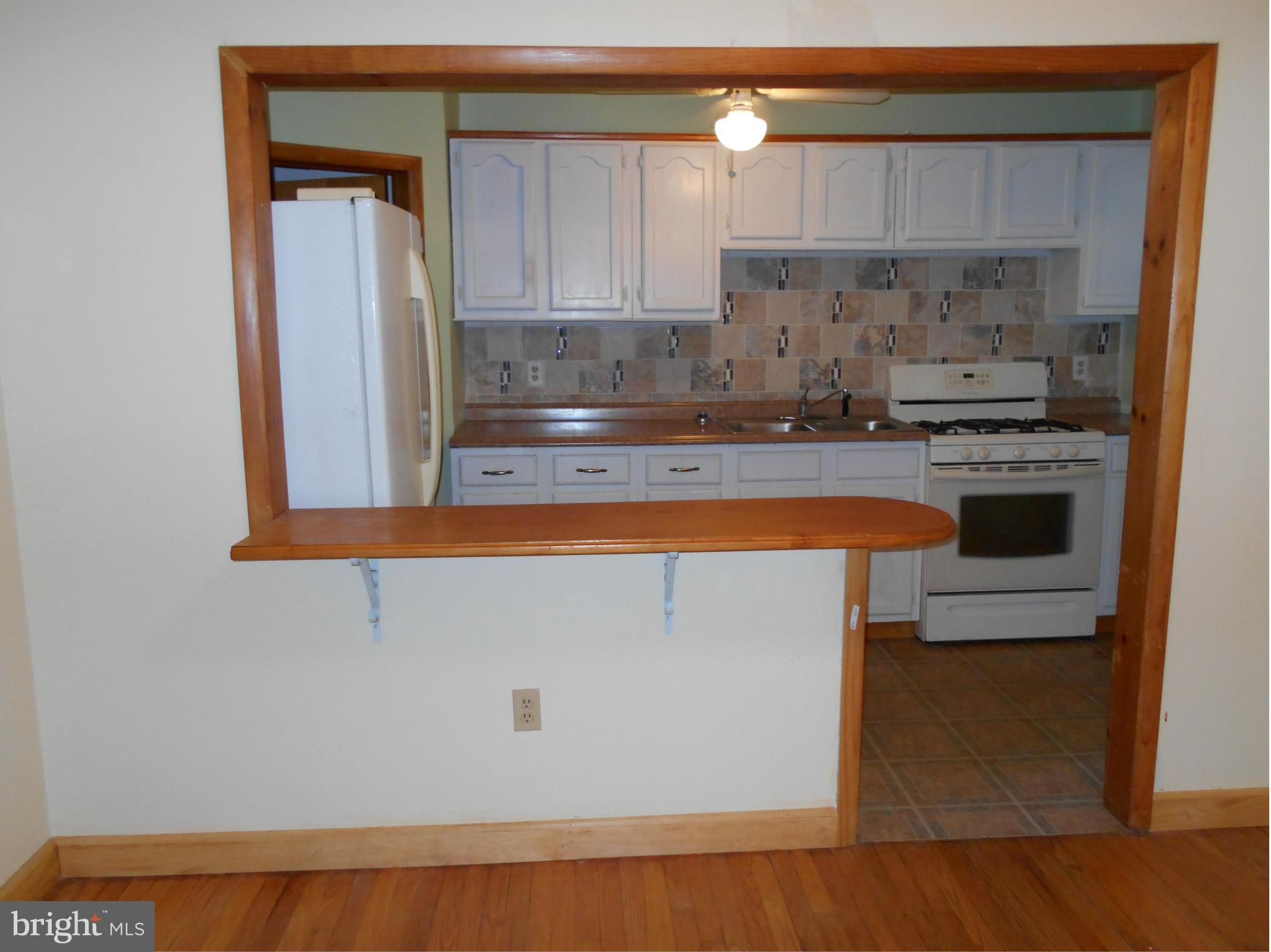 1724 Pin Oak Road Baltimore, MD 21234 - Photo 5 of 26 Breakfast Bar