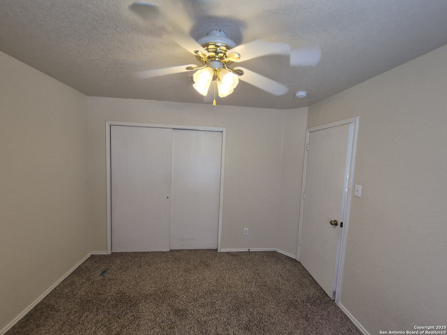 102 Kenrock Ridge San Antonio, TX 78254 - Photo 29 of 30 an empty room with closet and windows