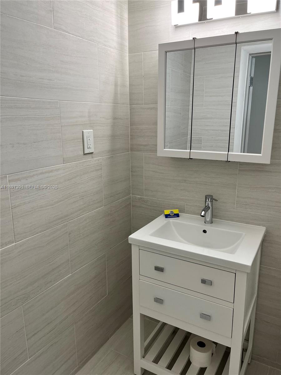 4233 Washington Street Hollywood, FL 33021 - Photo 10 of 18