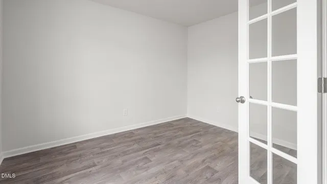 a black and white photo of a building