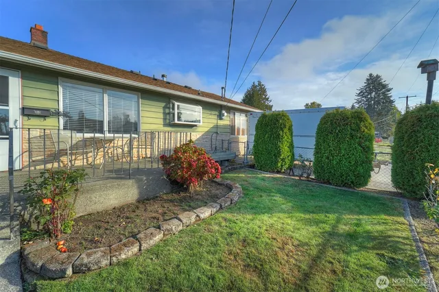 a view of a house with backyard and garden
