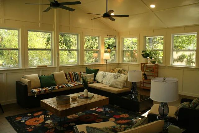 a view of a livingroom with furniture