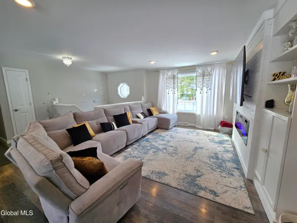 $499,999 | 10 Franklin Avenue, North Greenbush, NY 12198