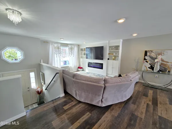 $499,999 | 10 Franklin Avenue, North Greenbush, NY 12198