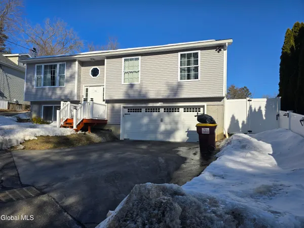 $499,999 | 10 Franklin Avenue, North Greenbush, NY 12198