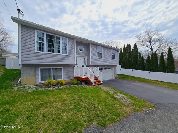 $479,999 | 10 Franklin Avenue, North Greenbush, NY 12198