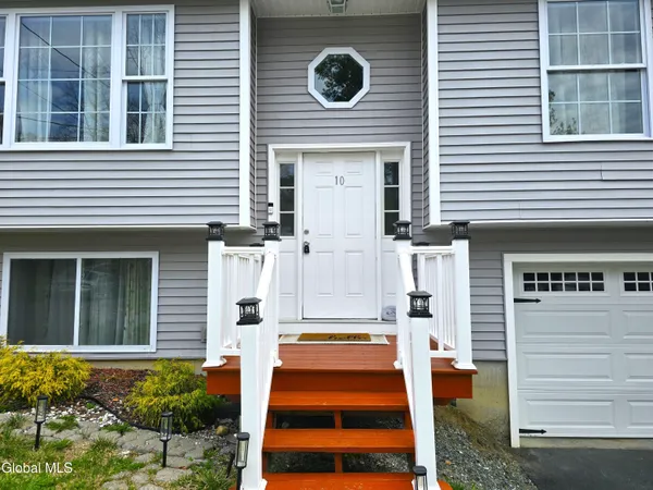 $479,999 | 10 Franklin Avenue, North Greenbush, NY 12198