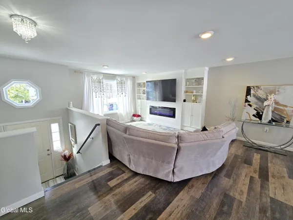 $499,999 | 10 Franklin Avenue, North Greenbush, NY 12198