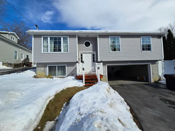 $499,999 | 10 Franklin Avenue, North Greenbush, NY 12198