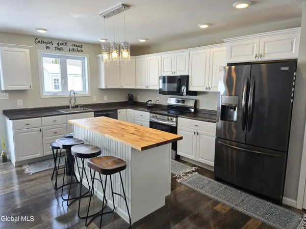 $499,999 | 10 Franklin Avenue, North Greenbush, NY 12198