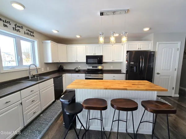 $499,999 | 10 Franklin Avenue, North Greenbush, NY 12198