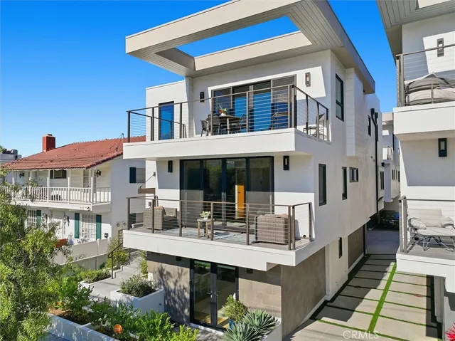 $3,195,000 | 959 5th Street, Unit A, Hermosa Beach, CA 90254