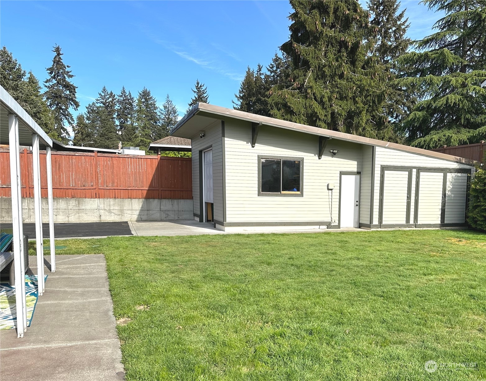 2814 Stafford Way Bothell, WA 98012 - Photo 35 of 38 a backyard of a house with table and chairs