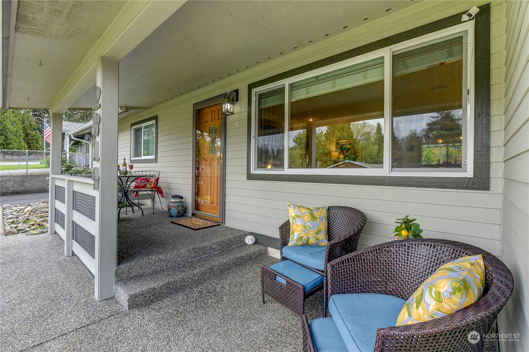 2814 Stafford Way Bothell, WA 98012 - Photo 4 of 38 a outdoor living space with furniture and a potted plant
