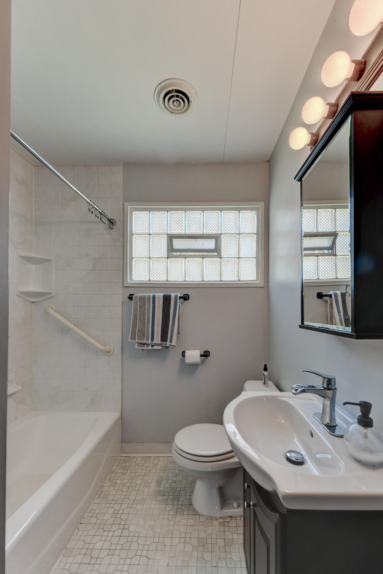 1615 175th Street Hammond, IN 46324 - Photo 10 of 13 1333x2000