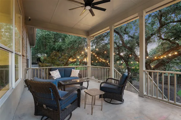 a view of a house with backyard